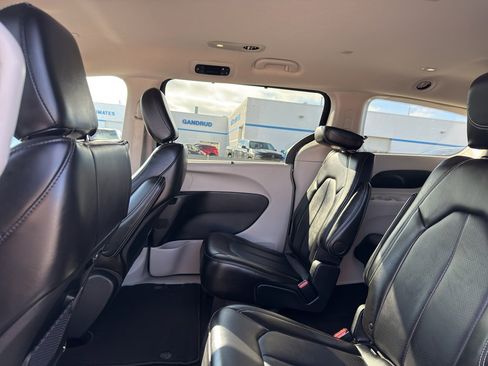 Used 2024 Chrysler Pacifica Touring-L image 28