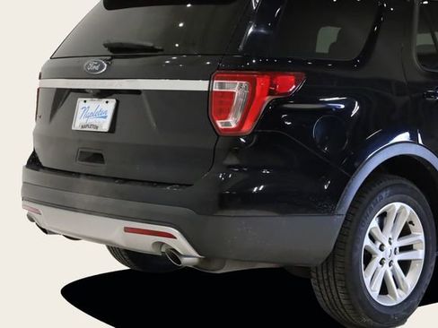 Used 2017 Ford Explorer XLT image 7