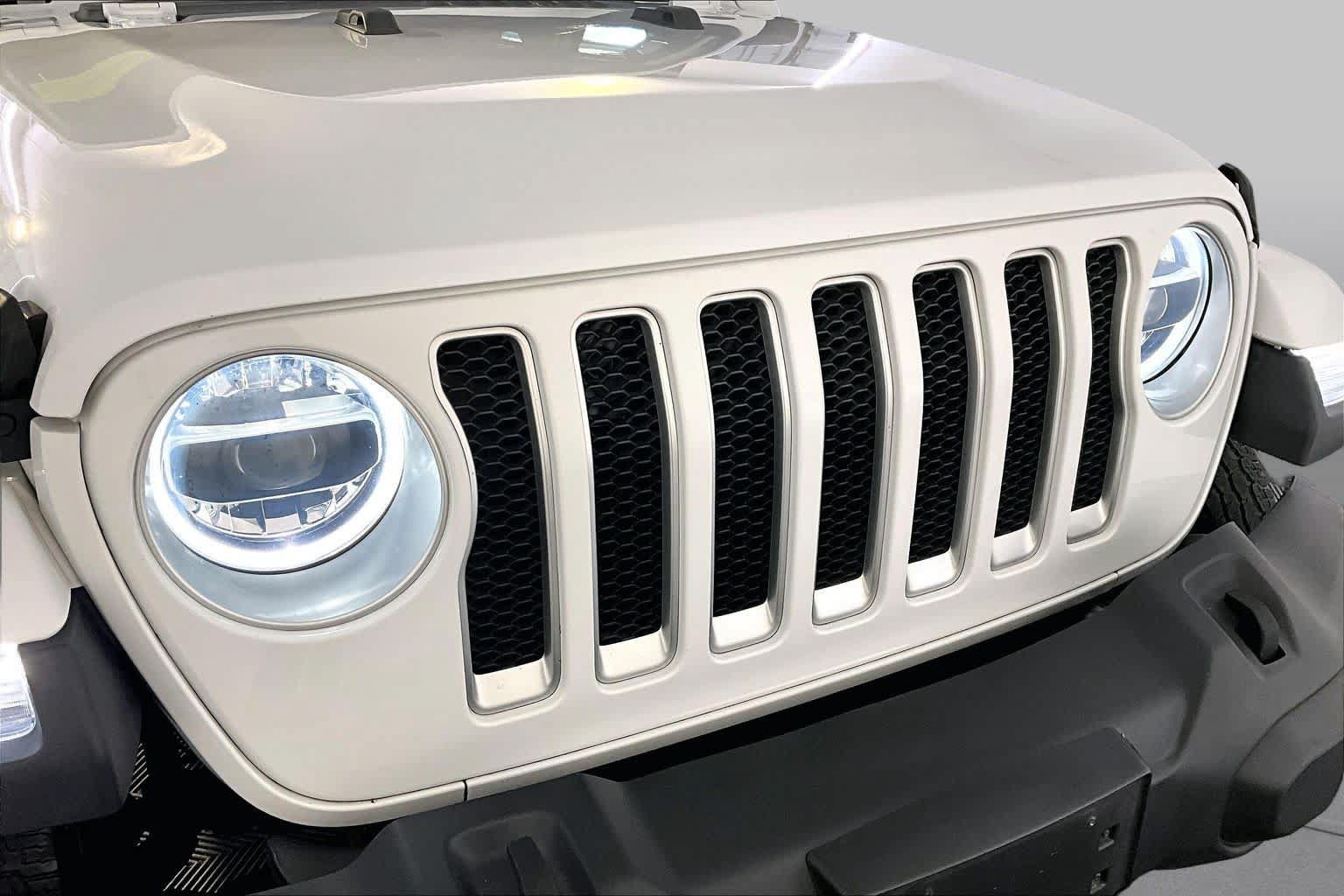 Used 2018 Jeep Wrangler Unlimited Sahara w/ Dual Top Group AWD/4WD image 32