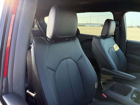 New 2026 Chrysler Pacifica Select image 21