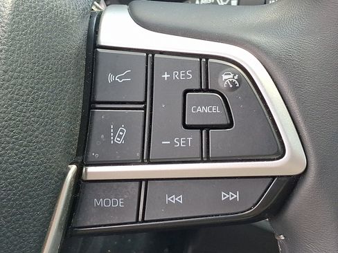 Used 2024 Toyota Highlander XLE AWD/4WD image 23