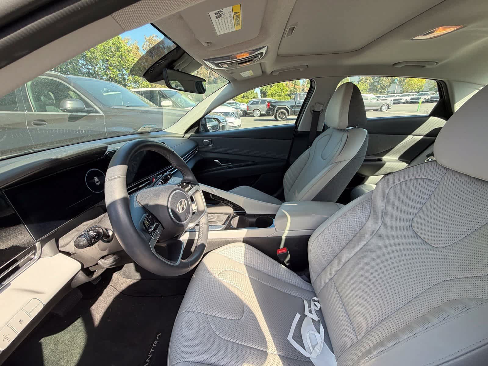 Used 2025 Hyundai Elantra Limited FWD image 6