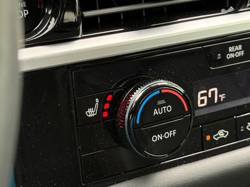 Used 2025 Nissan Pathfinder SL image 18