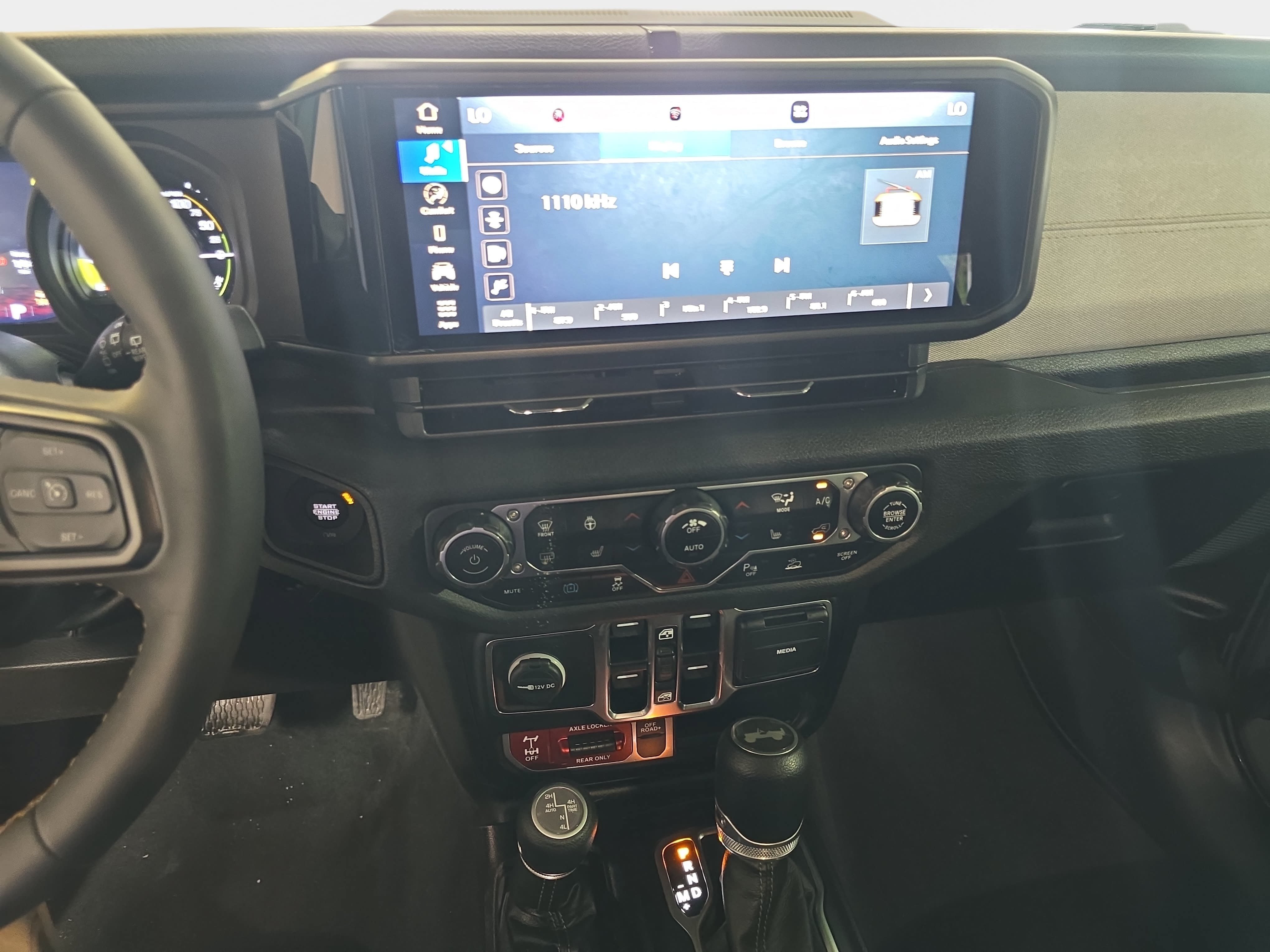 Used 2024 Jeep Wrangler Unlimited AWD/4WD image 17