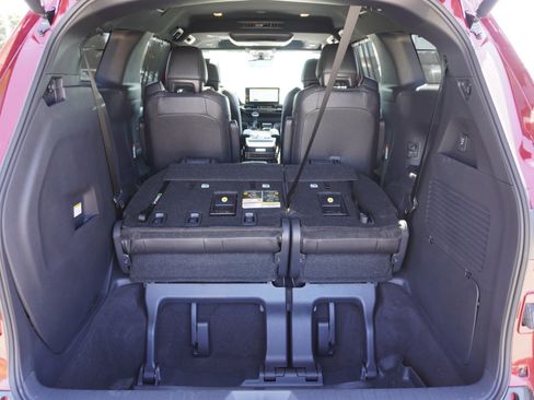Used 2025 Toyota Sienna Platinum AWD/4WD image 12