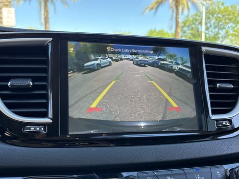 Used 2023 Chrysler Pacifica Touring-L image 22