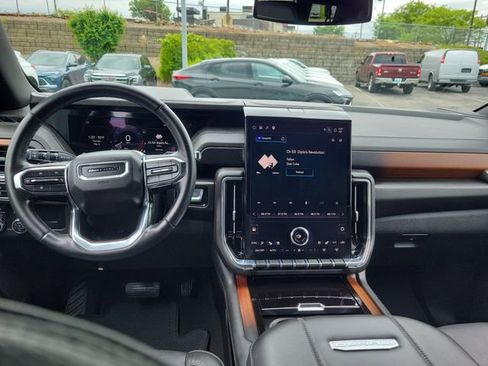 Used 2025 GMC Yukon XL Denali AWD/4WD image 8