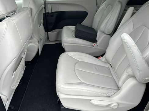 Certified 2018 Chrysler Pacifica Touring-L FWD image 15