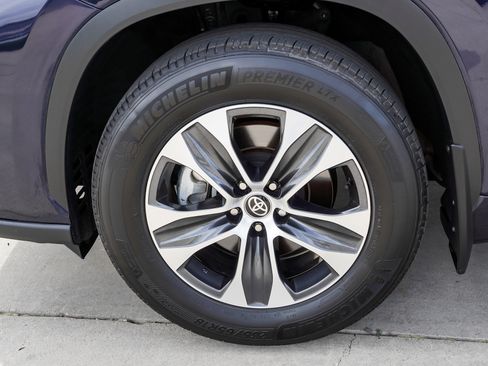 Certified 2025 Toyota Highlander XLE AWD/4WD image 12