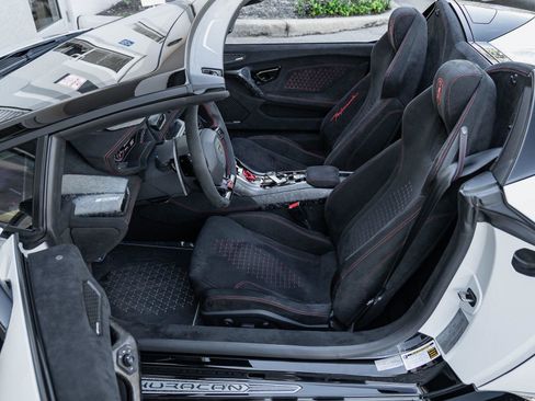 Used 2018 Lamborghini Huracan Performante image 37