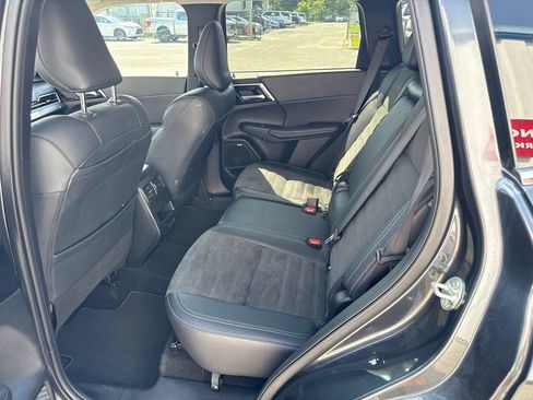Used 2025 Mitsubishi Outlander SE FWD image 11