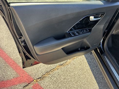 Used 2022 Kia Niro EX Premium w/ Cold Weather Package image 10