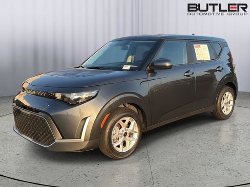 Used 2024 Kia Soul LX w/ Option Group 015 FWD image 2