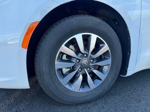 Used 2023 Chrysler Pacifica Touring-L image 7