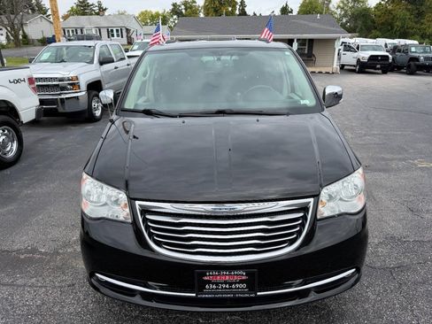 Used 2014 Chrysler Town & Country Touring-L FWD image 3
