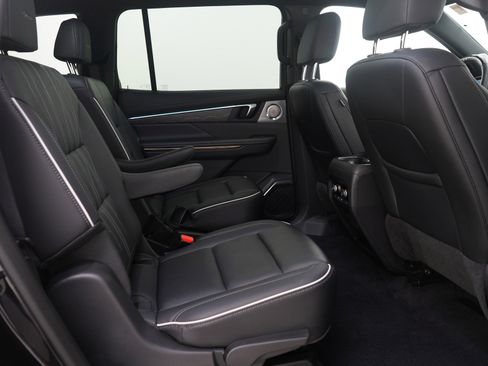 Used 2025 Buick Enclave Avenir image 16