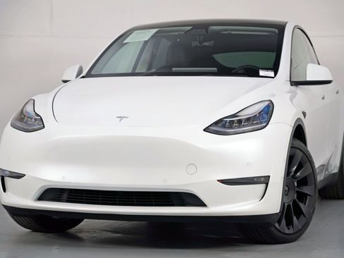 Used 2021 Tesla Model Y Long Range image 3