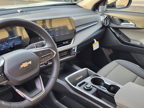 New 2026 Chevrolet Equinox LT w/ Convenience Package II FWD image 18