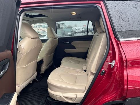 Used 2022 Toyota Highlander XLE image 29
