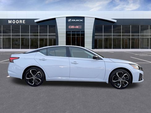 Used 2025 Nissan Altima 2.5 SR FWD image 2
