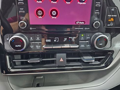 Used 2021 Toyota Highlander XLE image 20