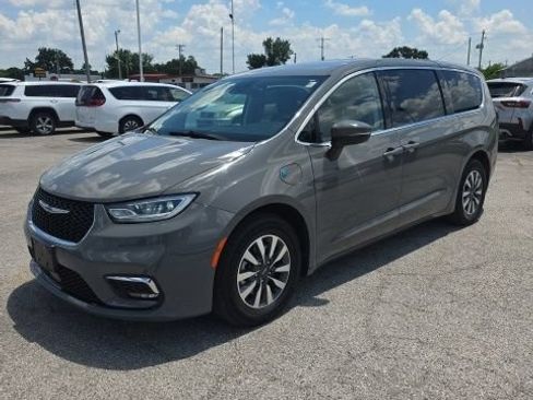Used 2023 Chrysler Pacifica Touring-L FWD image 8
