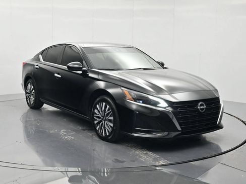 Used 2023 Nissan Altima 2.5 SV FWD image 3