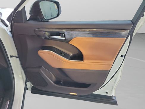 Used 2020 Toyota Highlander Platinum image 31