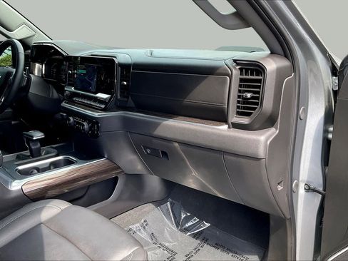 Used 2025 Chevrolet Silverado 1500 LT Trail Boss w/ Convenience Package II AWD/4WD image 16