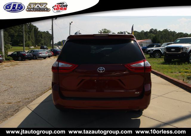 Used 2018 Toyota Sienna XLE Premium w/ Carpet Mat Package FWD image 6
