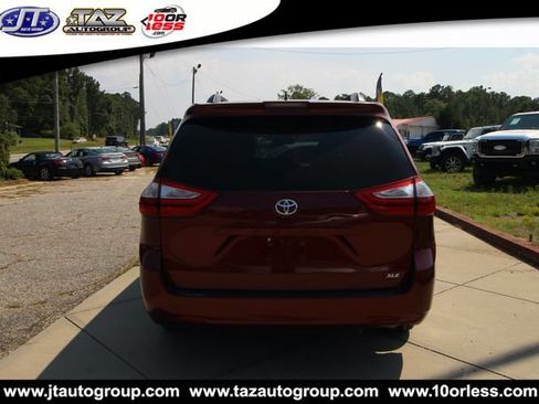Used 2018 Toyota Sienna XLE Premium w/ Carpet Mat Package FWD image 6