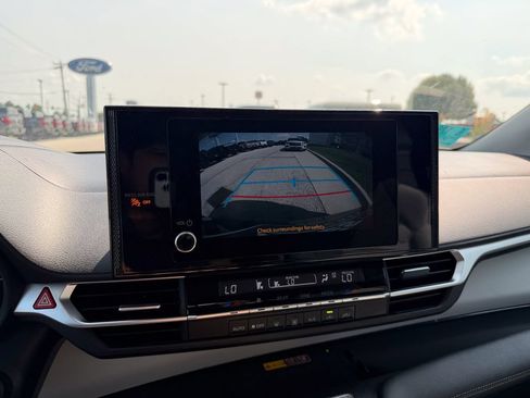 Used 2025 Toyota Sienna LE FWD image 25