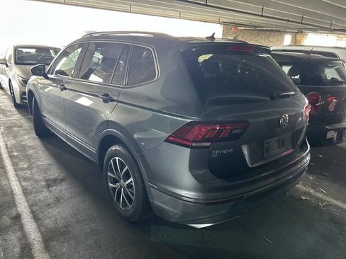 Used 2018 Volkswagen Tiguan SE w/ Panoramic Sunroof Package FWD image 2