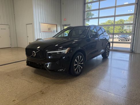 Used 2023 Volvo XC60 B5 Plus AWD/4WD image 4