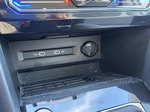 Certified 2025 Volkswagen Taos SE w/ Panoramic Sunroof Package image 26