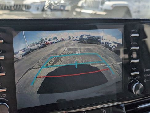 Used 2021 Toyota Sienna XLE image 21