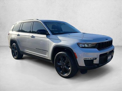 Used 2024 Jeep Grand Cherokee L Limited w/ Black Appearance Package AWD/4WD image 3