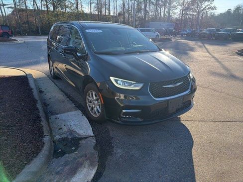 Used 2024 Chrysler Pacifica Touring-L image 8