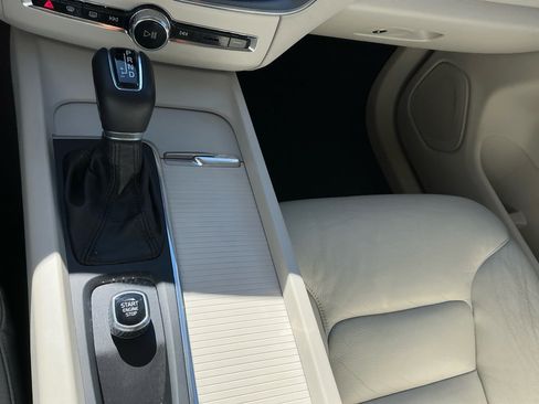 Used 2018 Volvo XC60 T5 Momentum image 18