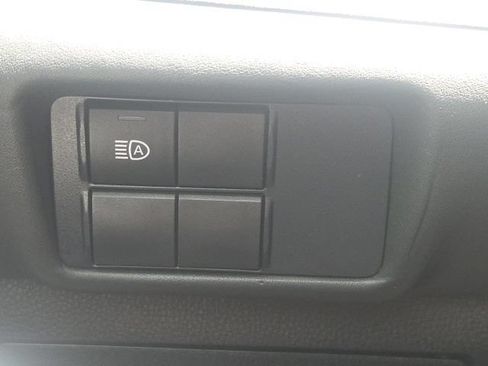 Used 2021 Toyota Highlander L FWD image 26