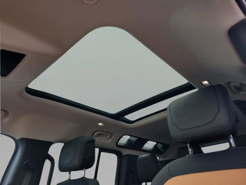 Used 2024 Land Rover Defender 110 X-Dynamic SE image 32