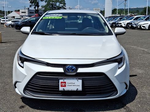 Used 2024 Toyota Corolla LE FWD image 2