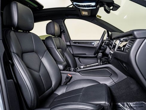 Certified 2025 Porsche Macan image 15