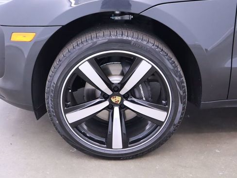 Certified 2025 Porsche Macan AWD/4WD image 33
