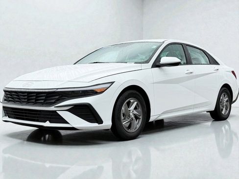 Certified 2025 Hyundai Elantra SE w/ Cargo Package image 5