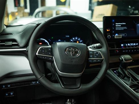 Used 2025 Toyota Sienna XLE FWD image 17