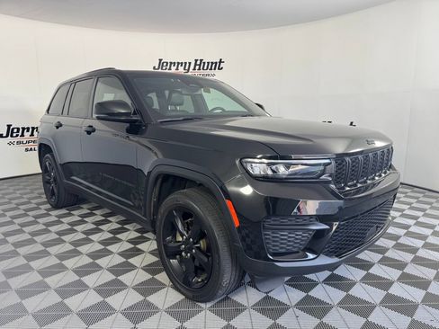 Used 2023 Jeep Grand Cherokee Altitude AWD/4WD image 6