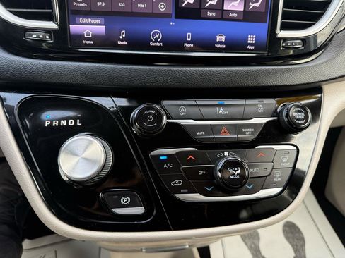 Used 2022 Chrysler Pacifica Touring-L FWD image 20
