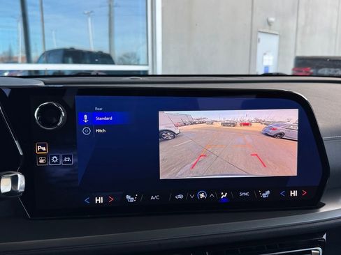 Used 2025 Chevrolet Traverse LT image 22