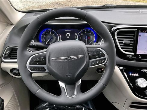 Used 2024 Chrysler Pacifica Touring-L image 5